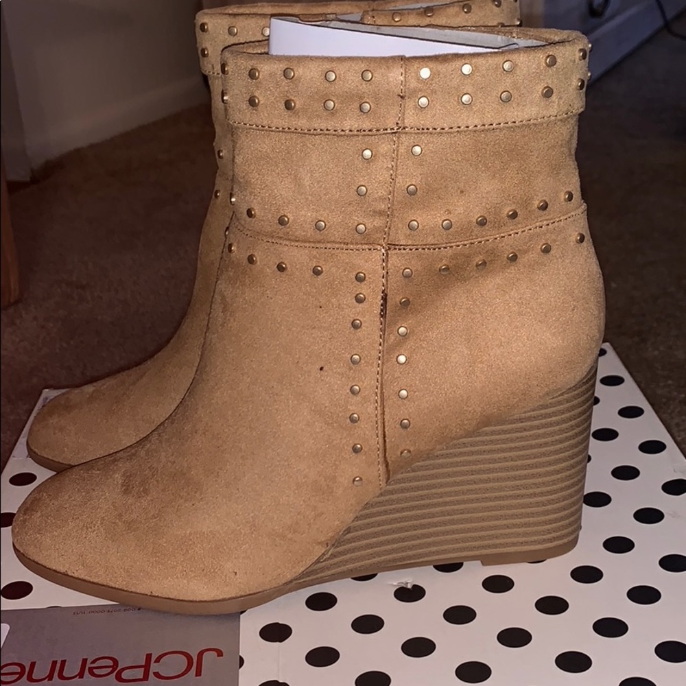 Super cute dolce mojo moxy tan studded boots